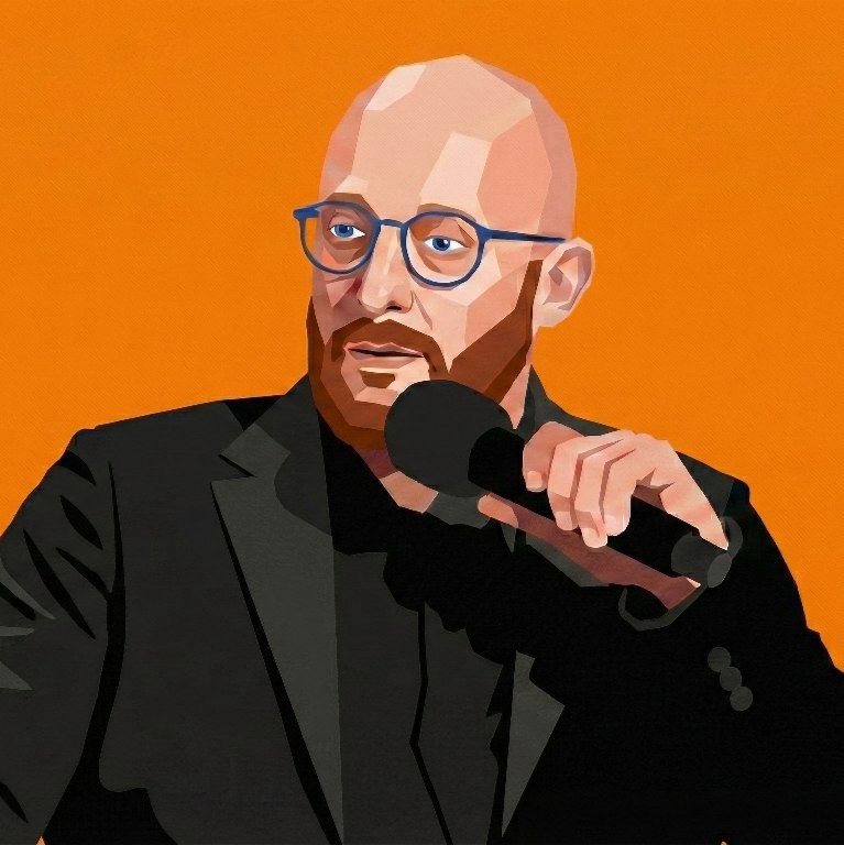 Павел Шерер выступает с микрофоном